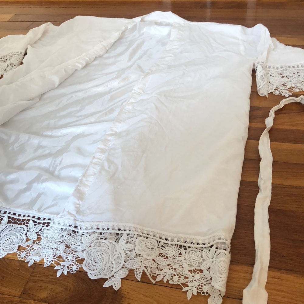 White Laced Robe - Picture 6 of 8